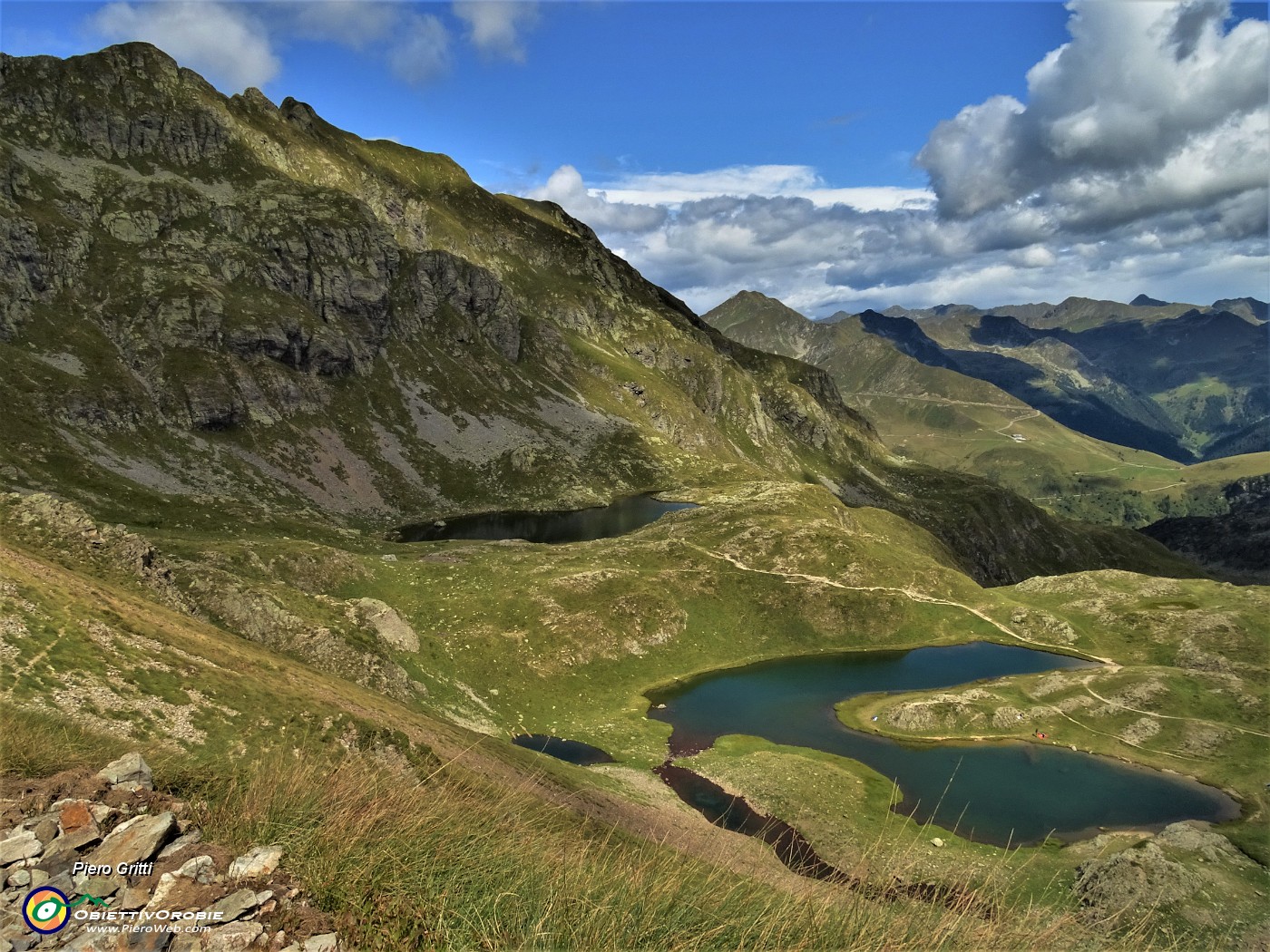 79 Vista sui Laghi di Ponteranica dalla Bocchetta Triomen (2205 m).JPG